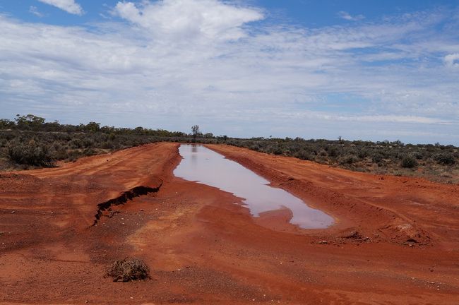 par ces canaux, les ouvriers de la route détournent les eaux de pluie et ça fonctionne