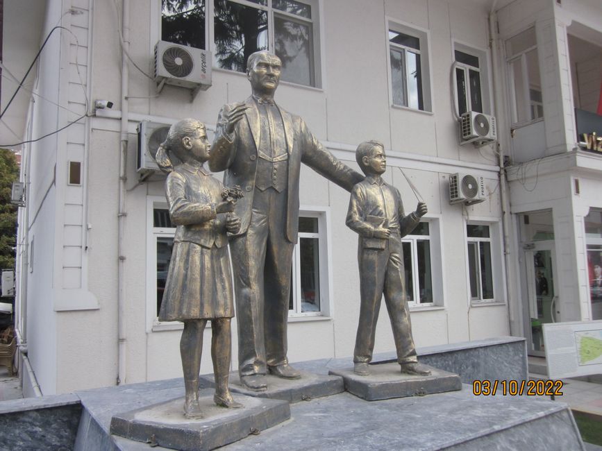 Atatürk Denkmal mit Kindern