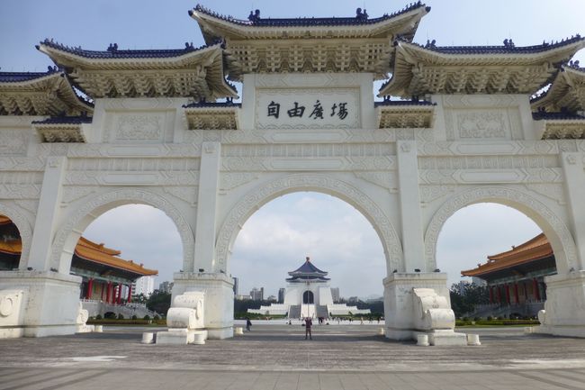 Der Liberty Square Arc, links die National Concert Hall, rechts das National Theatre und im Hintergrund sieht man die National Chiang Kai-shek Memorial Hall
