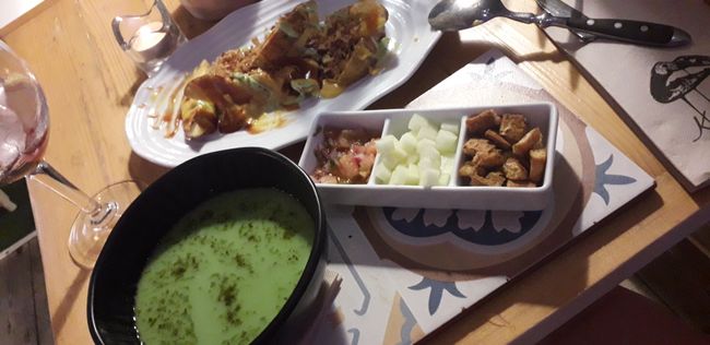 Gazpacho verde y patatas bravas