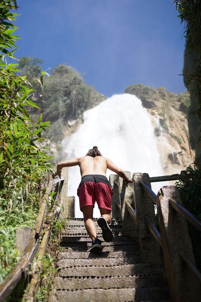 Aufstieg zum Wasserfall