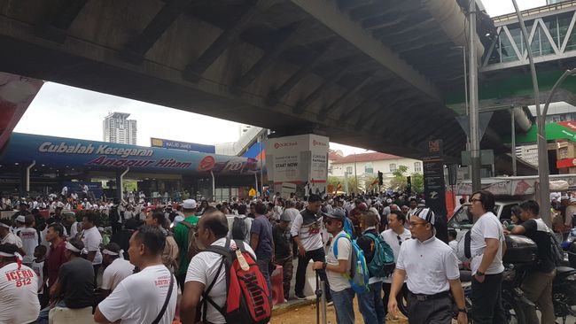 Dann sollte es zu den Petronas Twin Towers gehen. Mit den Öffentlichen ist es eigentlich unproblematisch. Allerdings waren in der Stadt gewaltige Menschenmengen unterwegs, die dann auch in die Bahn drangen. 