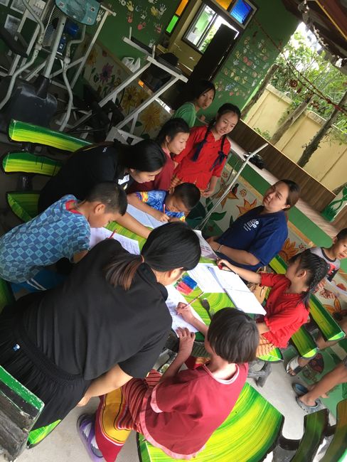 Visita a un proyecto de ayuda infantil