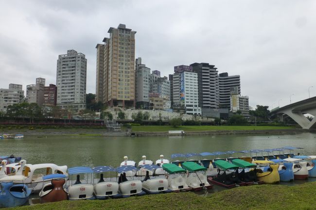 The part by the water is also called 'Bitan'. We went uphill to the left.