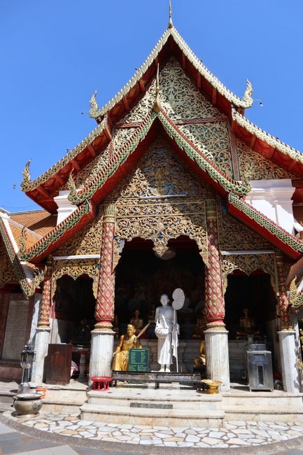 Ein Schrein am Wat Phra That Doi Suthep.