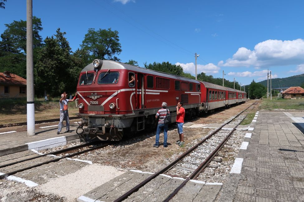 Bulgarische Eisenbahner während eines Kreuzungsaufenthaltes in Kostandovo.
