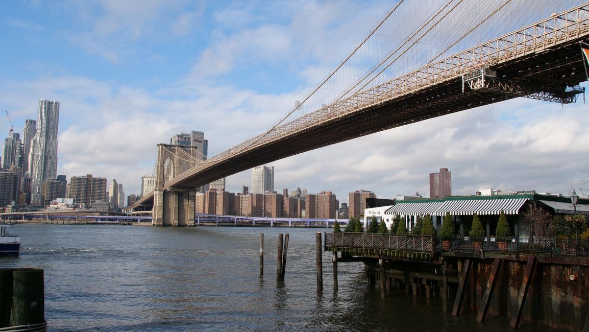Blick von der Brooklyn Heights Promende auf die Brooklyn Bridge & Manhattan