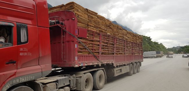 An der Grenze standen dann auch die ganzen LKWs voll beladen herum und warteten auf das OK für die Fahrt zu den großen Autobauern in China... 