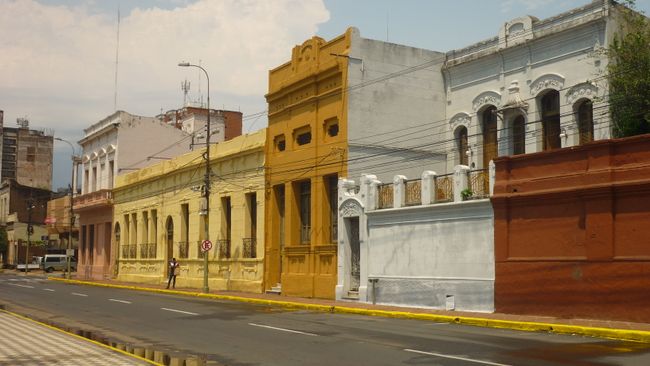 this beautiful ensemble of colonial architecture has at least received oil paint, visible from the government building