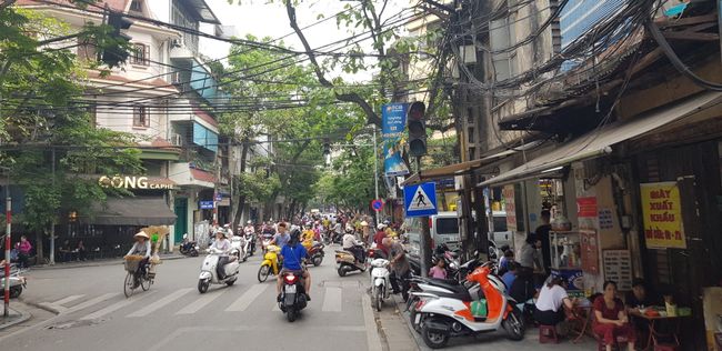 Überall Mopeds in den engen Straßen