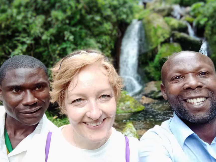 Mit Bwambale und Guide Alexander an den Wasserfällen in der Nähe von Mbunga