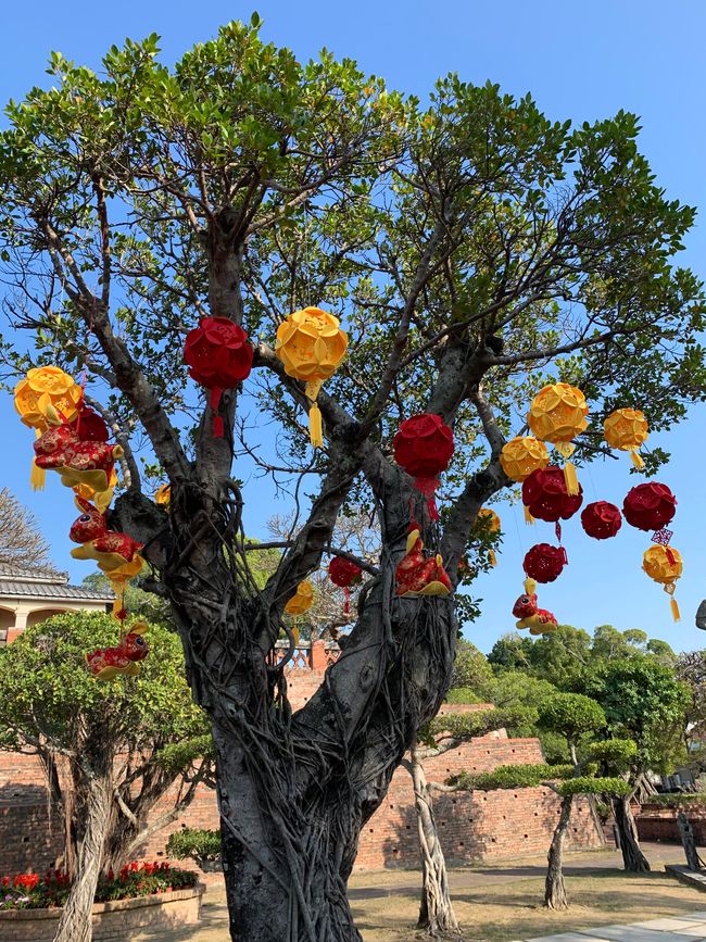 Man beachte die Hasen im Baum