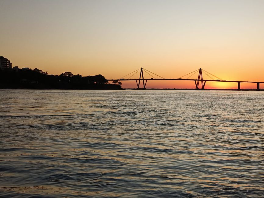 Here's another picture that better captures the dimensions of the river. Here, in Corrientes, with a width of two kilometers (!), the river is not only unbelievably wide but also deep, normally around twelve meters at this point, but sometimes up to 28 meters (!). There is an incredible amount of water. The picture shows the only bridge for at least 500 kilometers in both directions, as I said, in Corrientes. The sunsets here in Argentina are also incredible, really colorful every time. 
