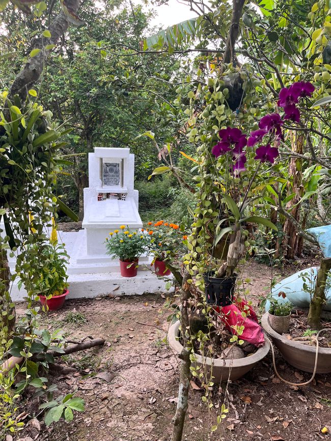 Gräber mitten im Garten - es ist zwar offiziell verboten aber Kultur kommt vor Gesetz