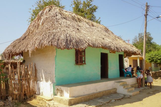 Ein typisches, einfaches Palenque-Haus. Der Begriff Palenque stammt auch von den ersten Hütten, die mit den Holzzäunen vor vor wilden Tieren geschützt wurden. 
