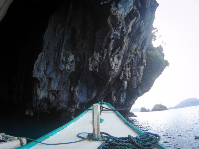 Inselhopping- beim Blick in ne Höhle das Boot fast geschrottet