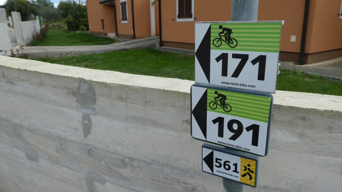 Diskret, aber ausreichend: die Markierung von Istria-Bike-Routen