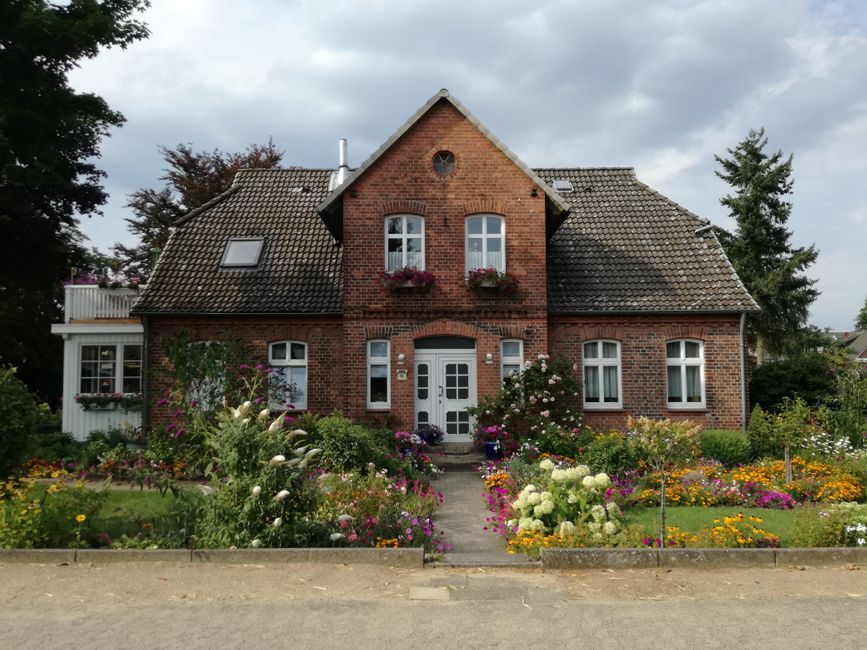 Una casa muy bonita en una carretera ruidosa