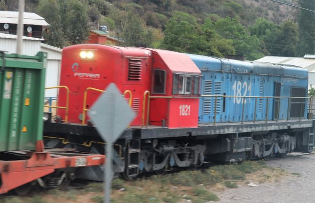 Diesellok nutzt die Teilstrecke der Transandenbahn für Gütertransport