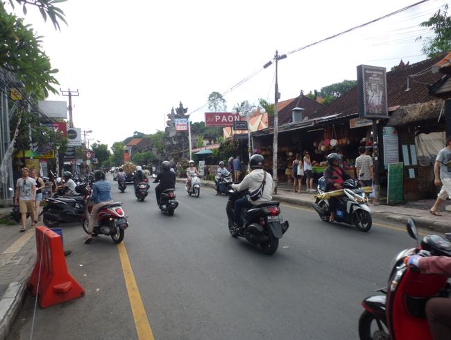 Balinesischer Straßenverkehr - Mofas, Mopeds, Roller... überall