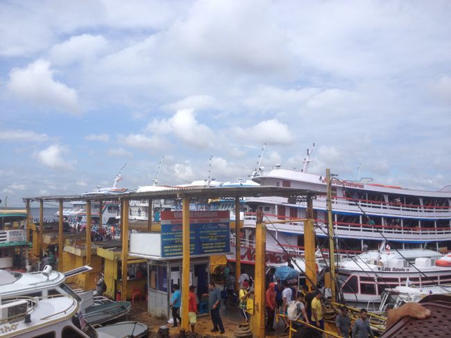 Belebter Hafen in Manaus