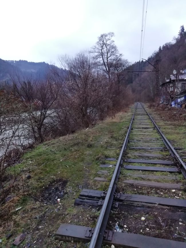 Es führt ein Fußweg über die Gleise in Borjomi