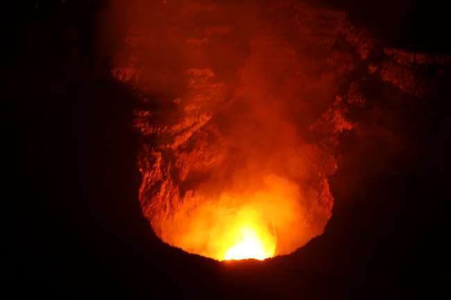 Blick in den Krater des Masaya
