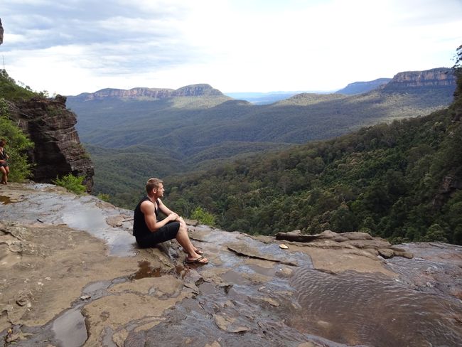 On the second level of the Katoomba Falls, overlooking the valley