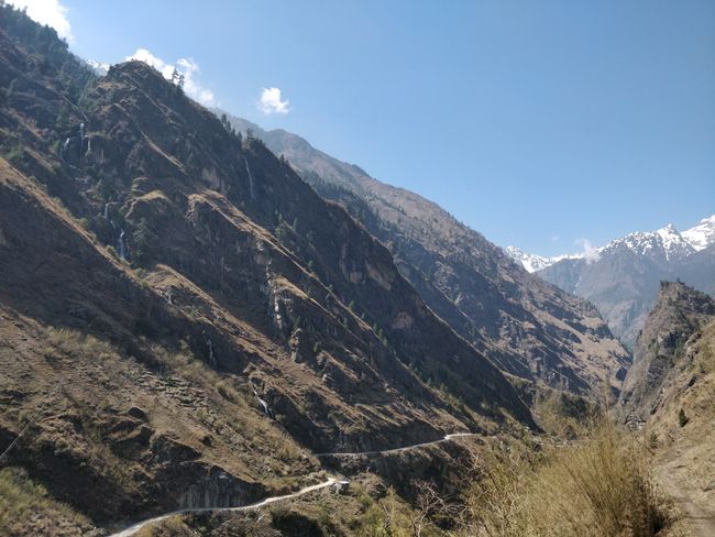 Weg zwischen Tal und Dharapani