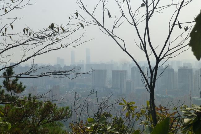 Die Blicke auf die Stadt waren nicht schlecht. Man sieht allerdings den Smog sehr stark. Wuxi soll schlimmer sein als Shanghai.