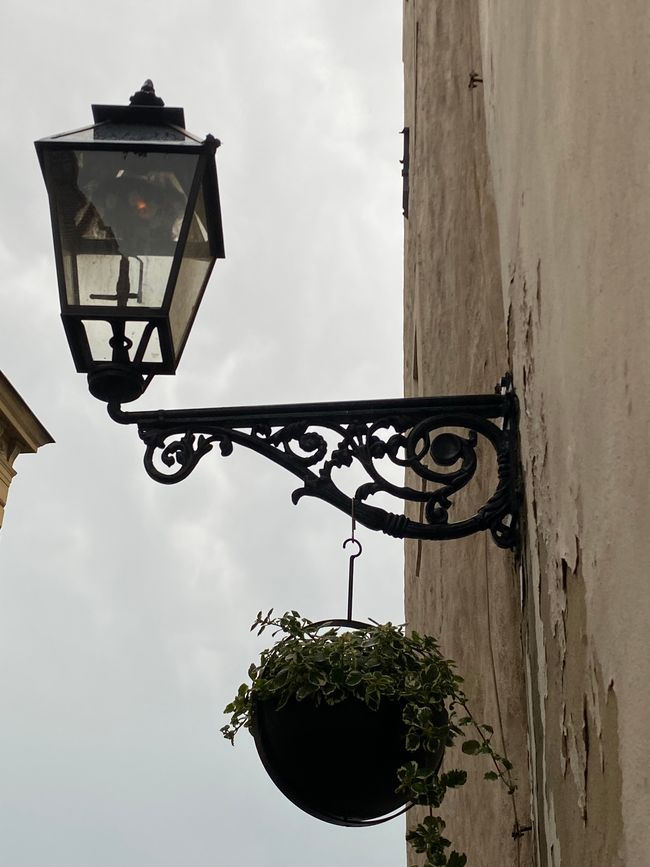 Street lamps (on)