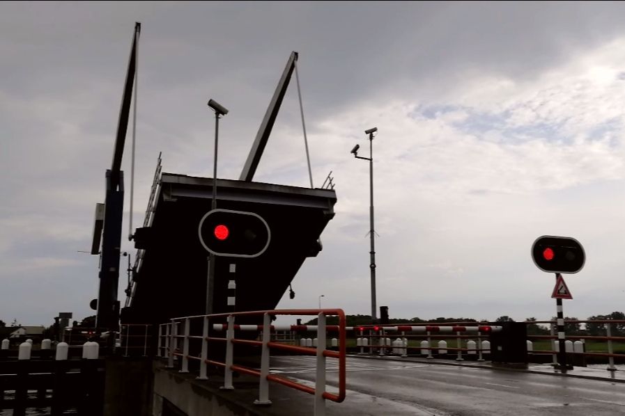 Warten auf die Klappbrücke über den Kanal #standardprocedure #onlyinthenetherlands