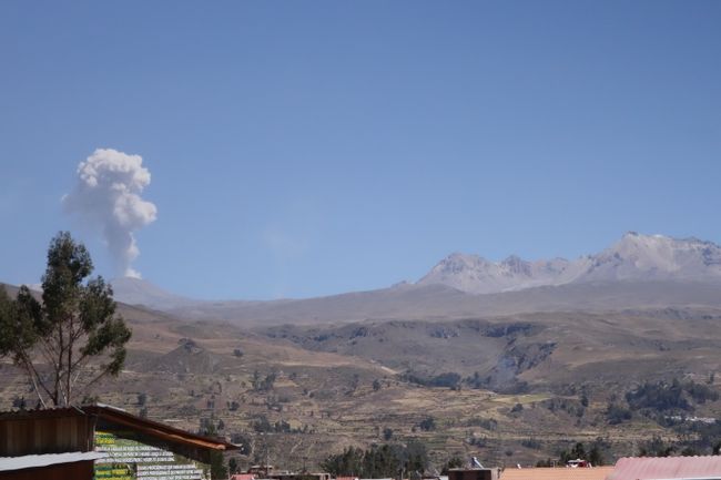 Einer der Vulkane ist auch regelmaessig aktiv. Er laesst waehrend des Streiks auch mal ein bisschen Dampf ab.