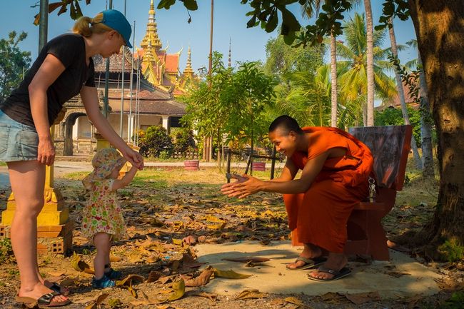 Es leben circa 30.000 buddhistische Mönche in Kambodscha. Ihr Zahl ist rückläufig, dennoch ist es keine Seltenheit ihnen auch außerhalb von Klöstern zu begegnen.