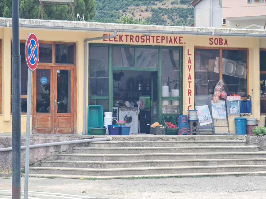 typisch für Albanien,  kleine  Läden die Baumarkt,  Obstastamd und Haushaötswarenöaden in einem sind.