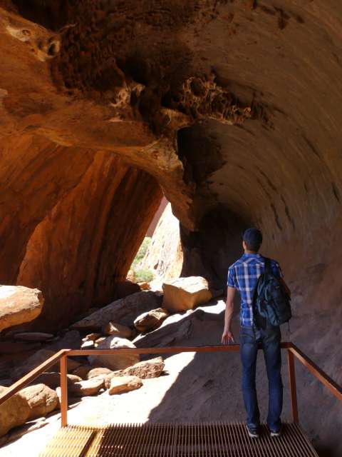 In einer der Höhlen unten am Uluru