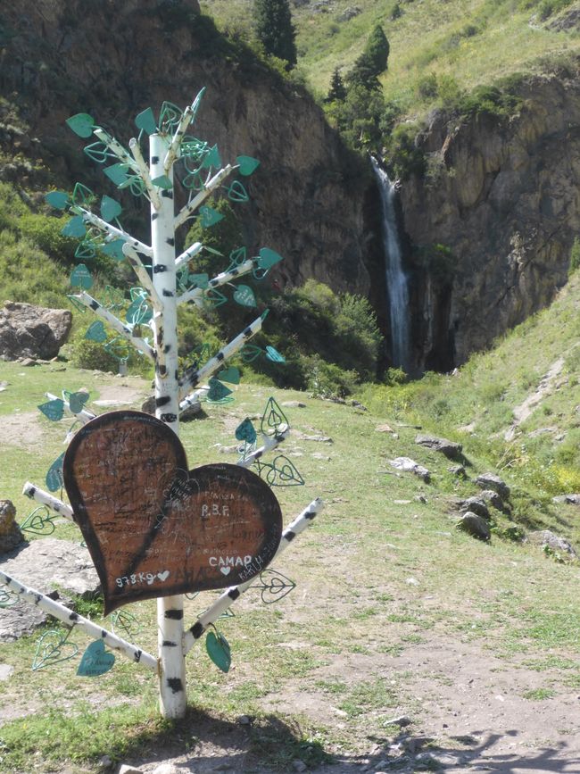 La cascada está justo al lado de la carretera 