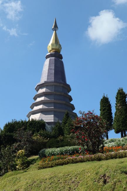 Ein weiterer Schrein an der Great Holy Relics Pagoda.
