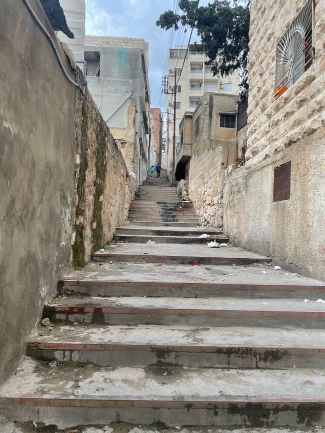 Amman ist eine sehr hügelige Stadt und so findet man allerhand, nicht zu umgehenden und scheinbar niemals endenden Treppen.