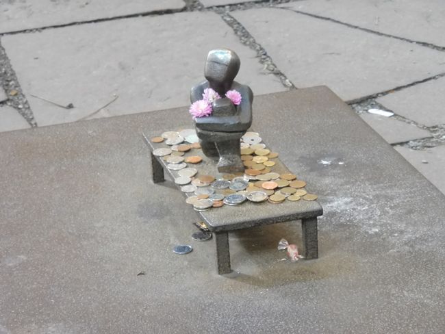 Kleinste öffentliche Skulptur der Stadt: Der Eisenjunge