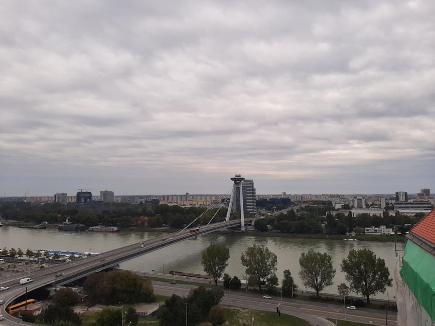 Donau mit "Ufo-Brücke"