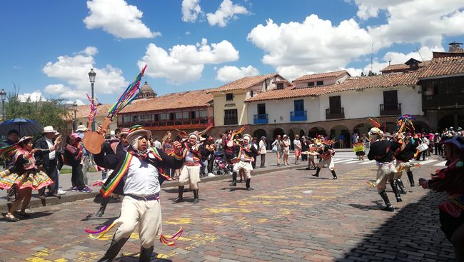 Umzug mit peruanischen Tänzen am Plaza de Armas