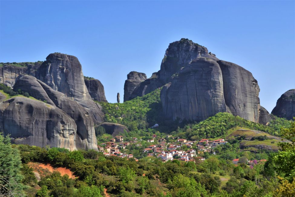 Das Dorf Kastraki ist umgeben von riesigen Felsen. 