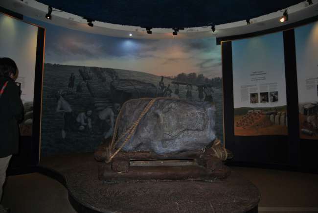 Newgrange Visitor Center hier zeigen sie wie der Stein vom Eingang hingebracht wurde