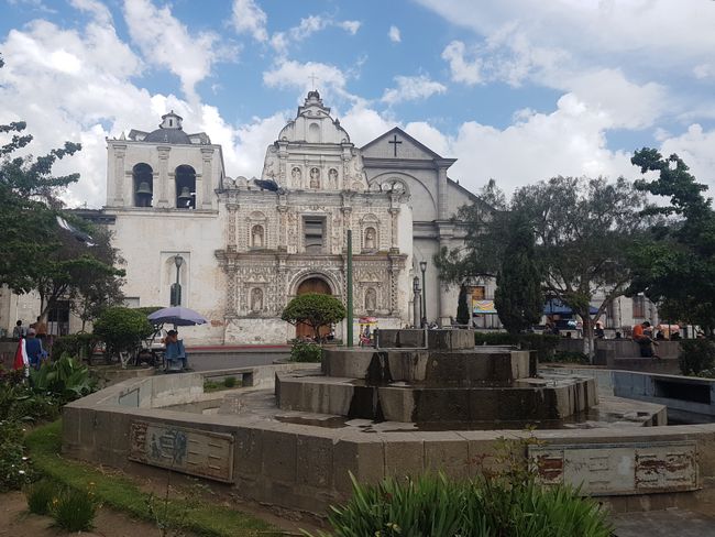 Quetzaltenango - Fassade der alten Kathedrale, dahinter die neue Kathedrale