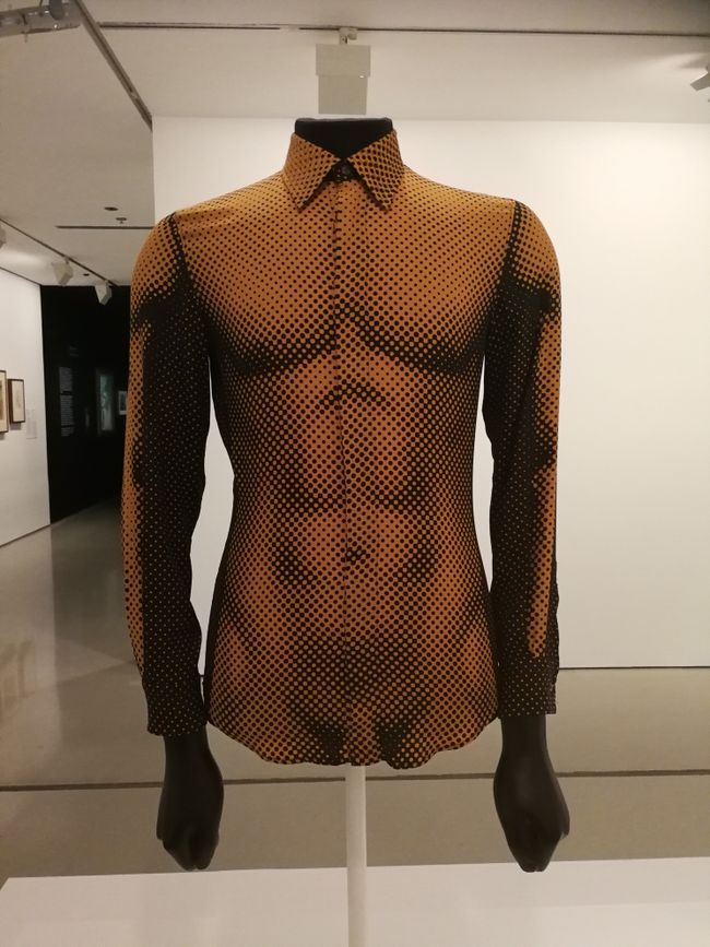 Cute shirt in the 'Queer' exhibition, Matze would certainly look good in it ^^
