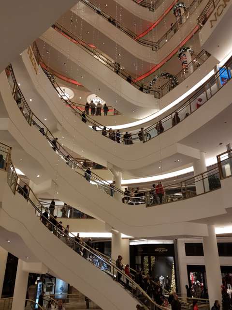 Today was the last shopping Saturday before Christmas and there were big discounts in many shops. The rush is correspondingly large, for example here on the semicircular escalators at NORDSTROM on Market Street