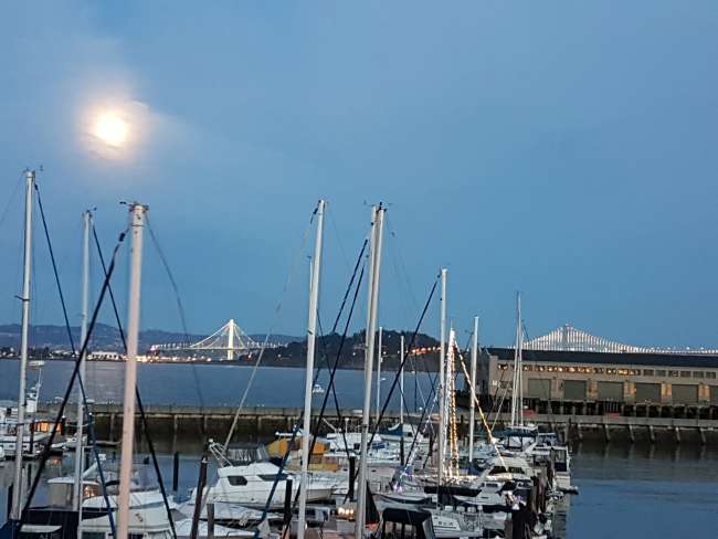 Fisherman's Wharf i skymningen med fullmåne....fantastiskt