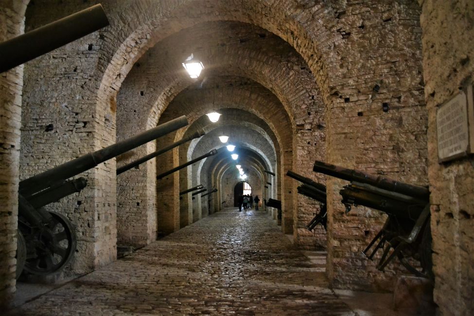Gang in der Burg mit ausgestellten Kanonen 