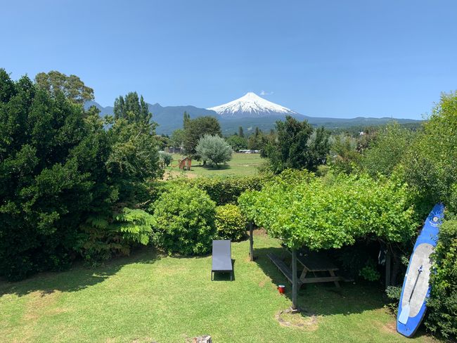 Blick vom Hostel-Garten auf den Vulkan